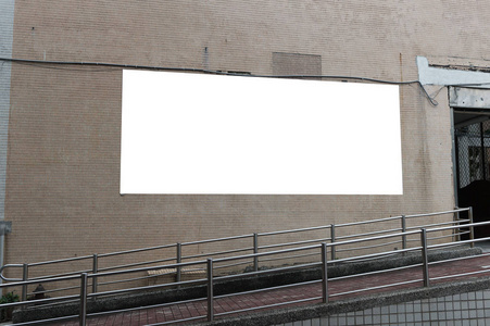 一个巨大的空白广告牌，在街道墙上的横幅上，有空间添加你自己的文字