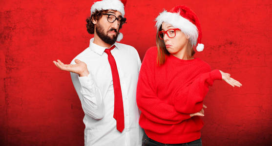 表达圣诞节概念的年轻夫妇。 不同层次的耦合和背景。