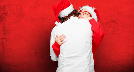 表达圣诞节概念的年轻夫妇。不同层次的对偶和背景。