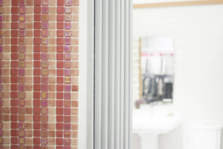 厨房浴室瓷砖陈列室展示新的瓷砖选项的地板和墙壁为家庭建筑改进工程。