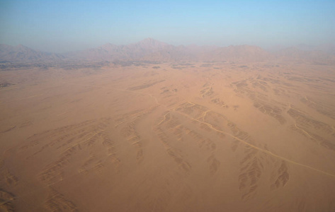 鸟瞰红色沙漠，埃及。