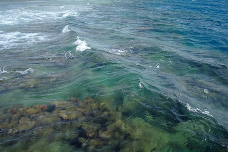 蓝色的海水。海洋表面为自然背景。