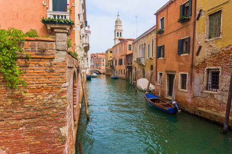 威尼斯房子之间的狭窄运河。 美丽的伊利亚市威尼斯在夏天。