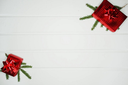 圣诞节背景和装饰与冷杉树枝礼品盒在白色木板上