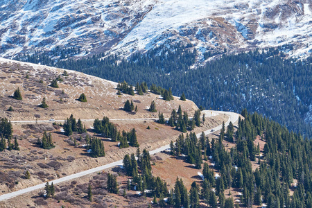 科罗拉多州高速公路，积雪覆盖，岩石山脉和美国森林