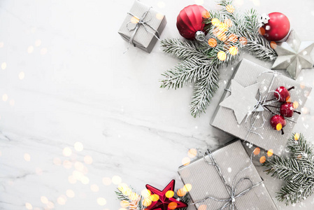圣诞银手工礼品盒在白色大理石背景顶部视图。 圣诞贺卡框架。 冬季圣诞节假期主题。 新年快乐。 平躺着