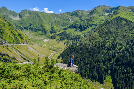 游客在断崖边缘附近的Transfegerasan山路。