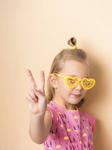 笑可爱的女孩肖像复古滑稽风格太阳镜眼睛穿显示维多利亚超级标志
