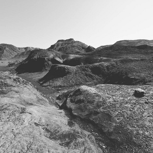以色列内格夫沙漠岩石山的孤独和空虚。 中东令人叹为观止的景观和自然。 黑白照片