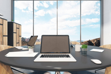 关闭空笔记本电脑在现代会议室内部与天空景观。 模拟3D渲染