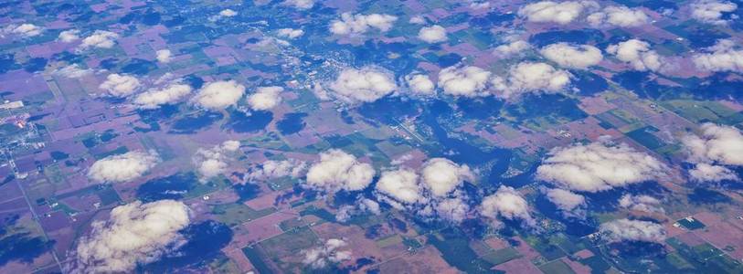 空中云景景观飞越中西部各州，飞越科罗拉多州，堪萨斯州，密苏里州，伊利诺斯州，俄亥俄州和西弗吉尼亚州秋季。 景观和云层的宏伟景观。