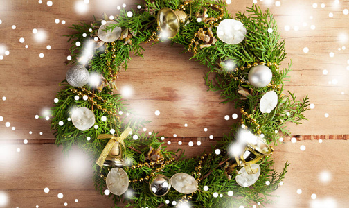 圣诞节背景，木制木板上有装饰品和礼品盒