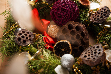 圣诞节背景，木制木板上有装饰品和礼品盒