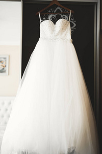 完美的婚纱礼服在新娘的房间