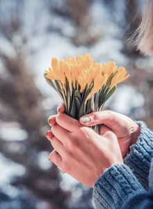 女人拿着一束黄花