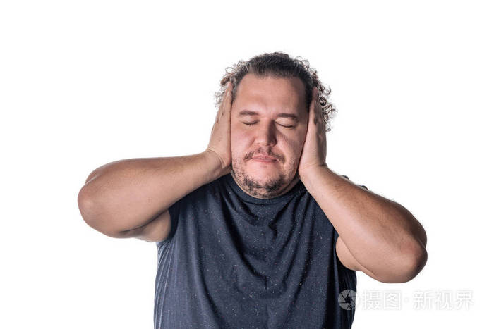 男人捂住耳朵,双手闭上眼睛,孤立在白色的背景上. 没有邪恶的概念