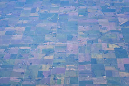 秋天，在科罗拉多州堪萨斯州密苏里州印第安纳州俄亥俄州和西弗吉尼亚州上空飞行的麦田圈和广场的鸟瞰图。 农业景观的宏伟景观。