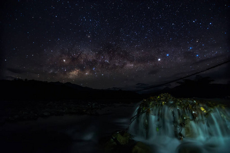 令人惊叹的夜空银河系美丽的银河系在婆罗洲长曝光照片与谷物。图像包含一定的颗粒或噪音和软焦点。