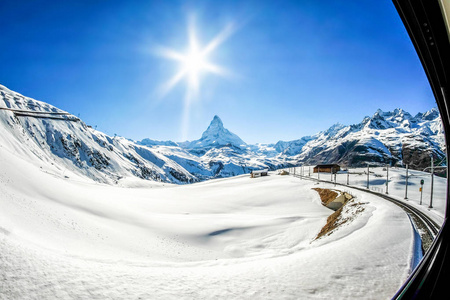 瑞士齐马特火车雪山物质角峰的全景美景。
