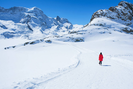 年轻的女游客看到美丽的雪山景观，物质角峰Zermatt瑞士。