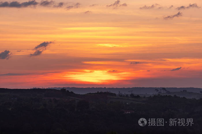 早晨的阳光和夕阳的天空橙色,蓝色,紫色,五颜六色.