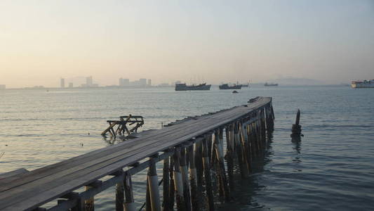 乔治城槟城棕褐色部落码头日出期间的风景