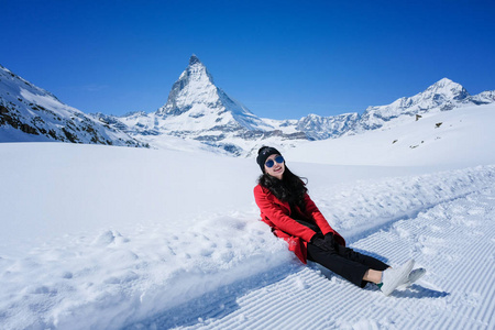 年轻的女游客在瑞士的山顶上玩雪。