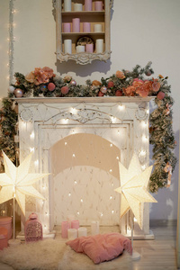 舒适明亮的内饰在新的一年的风格。装饰壁炉, 灯, 圣诞树与礼物。新年庆祝和准备