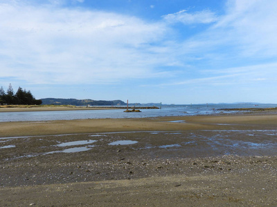 新西兰红海滩的沙滩和奥雷瓦河