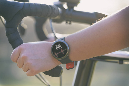 骑自行车的女人用智能手表做心率监测