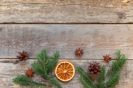 圣诞节新年构图框架与冷杉枝松果橙色切片上的旧破旧乡村木制背景。 圣诞节假期十二月装饰。 平躺复制空间时间庆祝概念