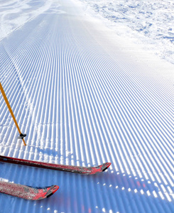 前景红色滑雪道滑雪。 你的文字空间。