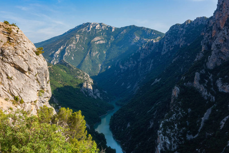 参考译文法国的峡谷，蜿蜒的绿松石绿色河流和高石灰岩，景色令人惊叹