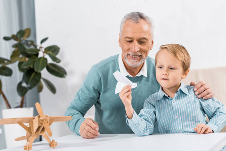 中老年人和孙子在家玩纸飞机图片