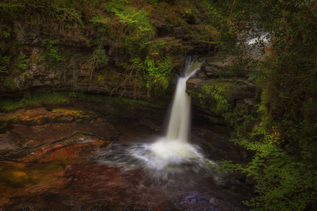 来自西岸的SgwdClunGwyn瀑布的顶部部分，在Mellte河上，靠近英国南威尔士的Pontneddfechan..