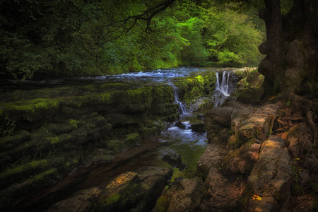 英国南威尔士瀑布之乡的一个很受欢迎的地方，可以休息和野餐