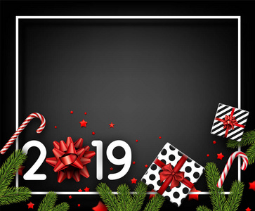 新年快乐，2019年卡片，白色框架，冷杉树枝，礼物，糖果和纸屑。