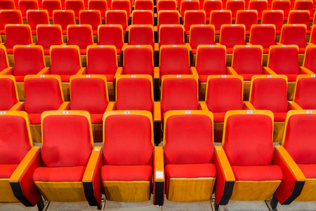 剧院或音乐厅礼堂里的红色椅子。