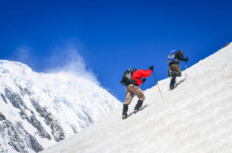 陡峭雪山图片