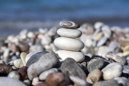 石头和鹅卵石堆砌和谐，平衡海岸上的一块石头