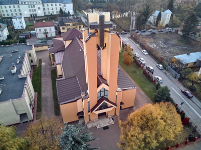 从德龙德吉马威航空公司向波兰华沙的萨莱丁斯卡斯卡女士的教区提供美丽的全景空中景像。