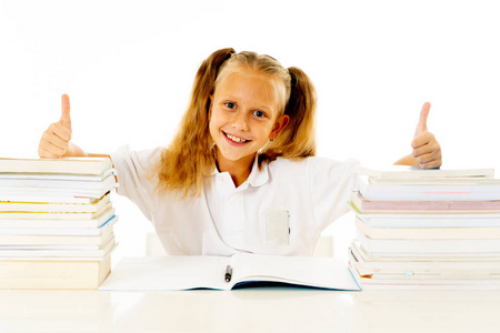 快乐，美丽，可爱，金发，小女学生喜欢学习和阅读书籍的创造性教育理念，回到学校主题孤立的白色背景。