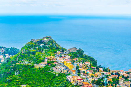 卡斯特洛迪塔奥米纳俯瞰西西里岛海岸线和托米纳镇意大利。