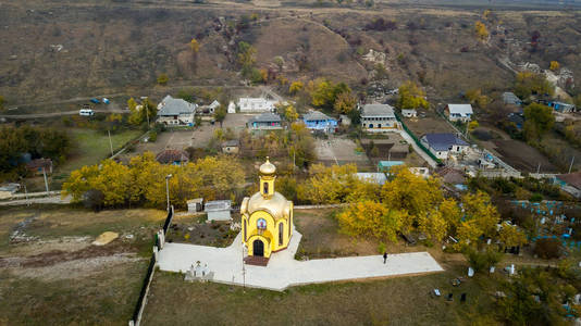空中无人机在摩尔多瓦的一个农村村庄射杀了一个小黄色教堂。 欧洲。