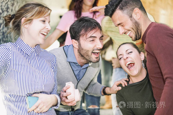 年轻人用即时相机,友谊和年轻人的生活方式概念玩得开心