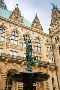 德国汉堡市政厅Rathaus的院子里的健康和卫生女神Hygieia雕像。