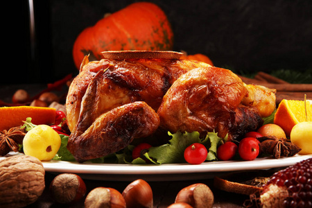 烤火鸡或鸡肉。 圣诞餐桌上有一只火鸡，上面装饰着水果沙拉和坚果。 炸鸡桌。 圣诞晚餐。