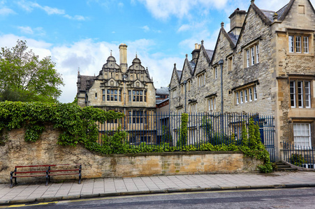 从宽阔的街道上看到杰克逊大楼的景色。 英国牛津大学三一学院