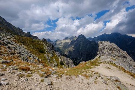 斯洛伐克西部喀尔巴阡山游客的岩石徒步旅行小径。 为徒步旅行和冒险提供晴朗的夏日
