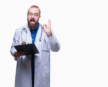 年轻的医生拿着剪贴板在隔离的背景上做OK标志手指优秀的符号